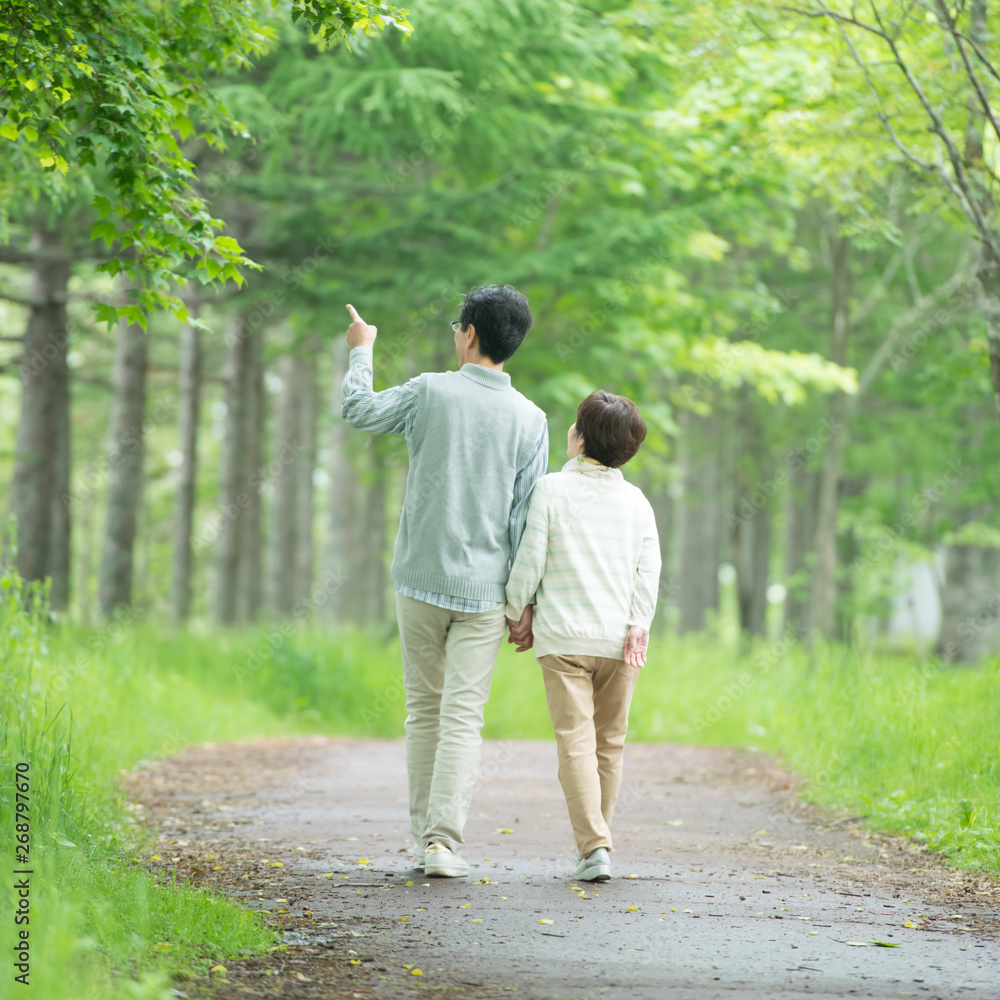 一本道を歩くシニア夫婦の後姿 Stock 写真 Adobe Stock