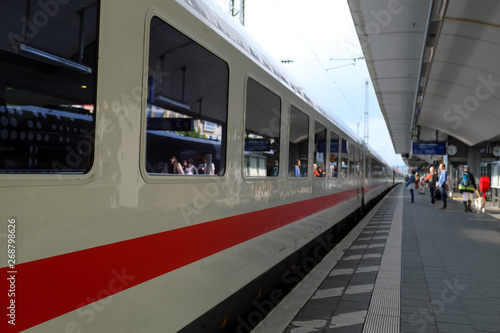 Zug hält im Bahnhof und Fahrgäste steigen ein - Stockfoto