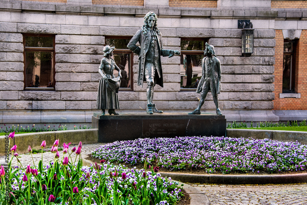 pomnik i piękne kwiaty w Oslo, Norwegia - obrazy, fototapety, plakaty 