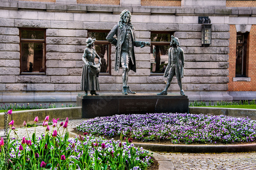 pomnik i piękne kwiaty w Oslo, Norwegia