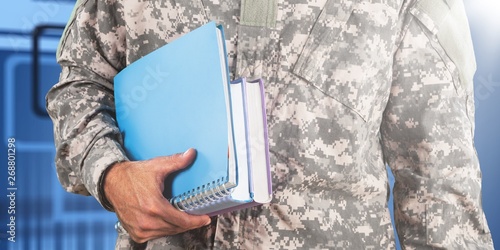 Foto National military force man with notebooks isolated on background