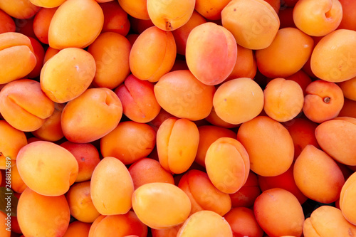 Fototapet Fresh apricots on the marke closeup backround.