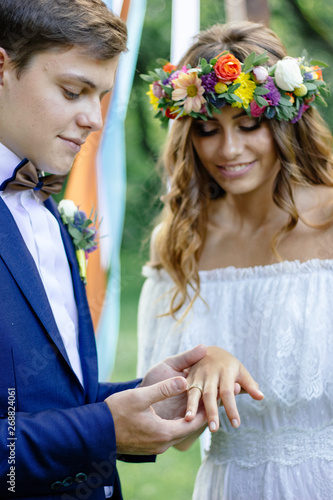 Wedding couple put on the r...