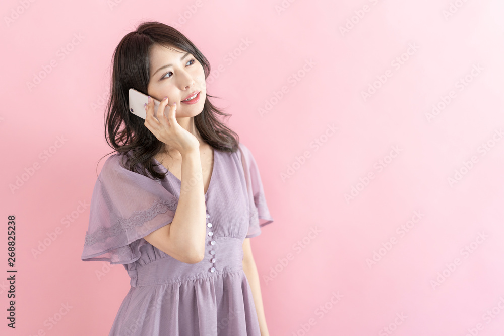 スマートフォンを使う女性 スマートフォンを使う女性