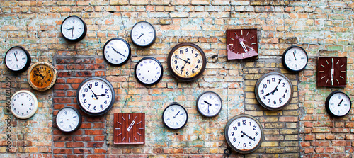 Canvastavla Collection of vintage clock hanging on an old brick wall