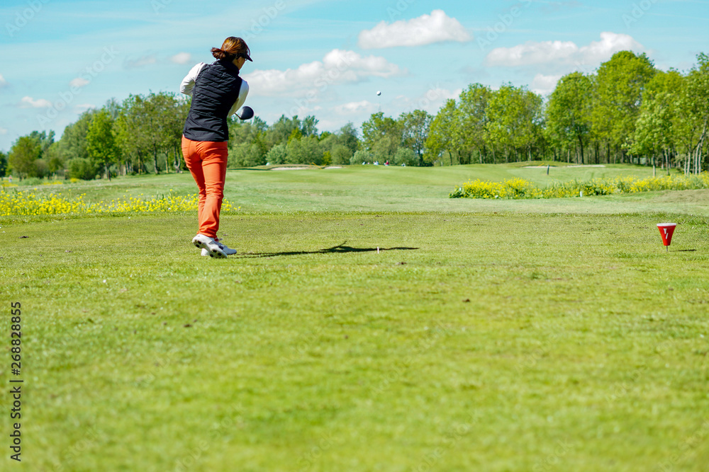 Jugadora de golf femenino en campo de golf profesional Jugadora de golf femenino en campo de golf profesional