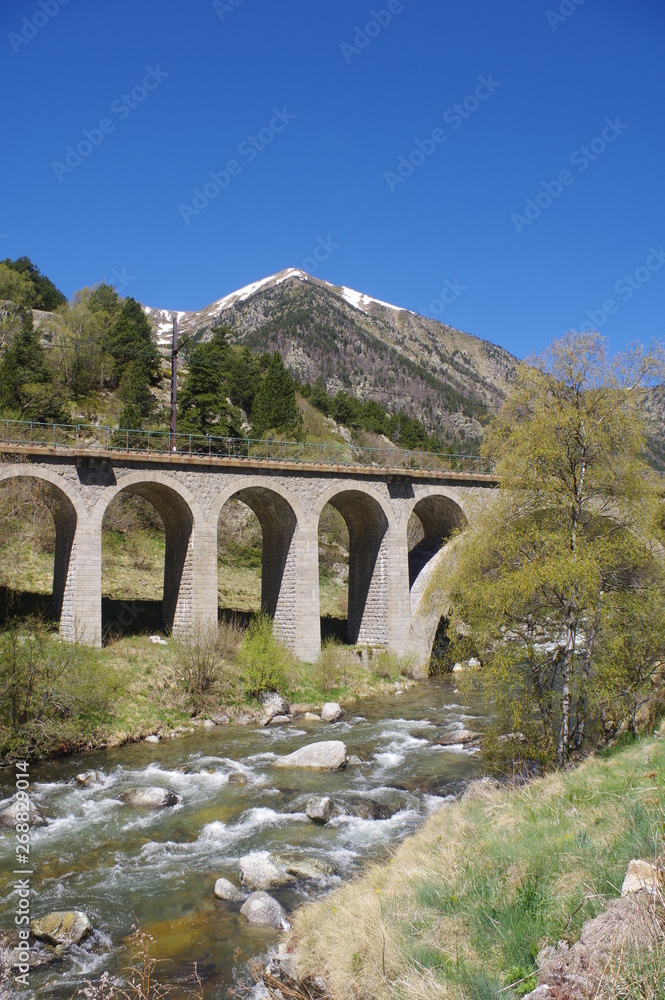 Pont en pierre ferroviaire pour le train à Puymorens