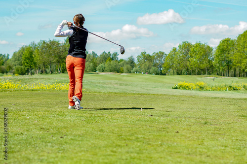 Canvas Print Jugadora de golf femenino en campo de golf profesional