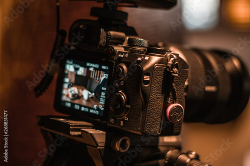 Camara de fotos profesional con pantalla encendida