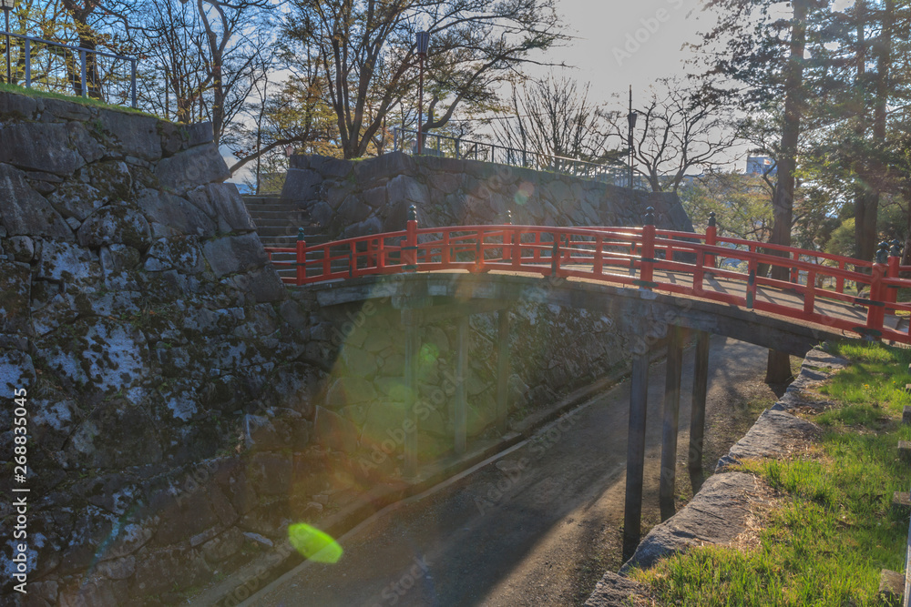 春の盛岡城の渡雲橋の風景
