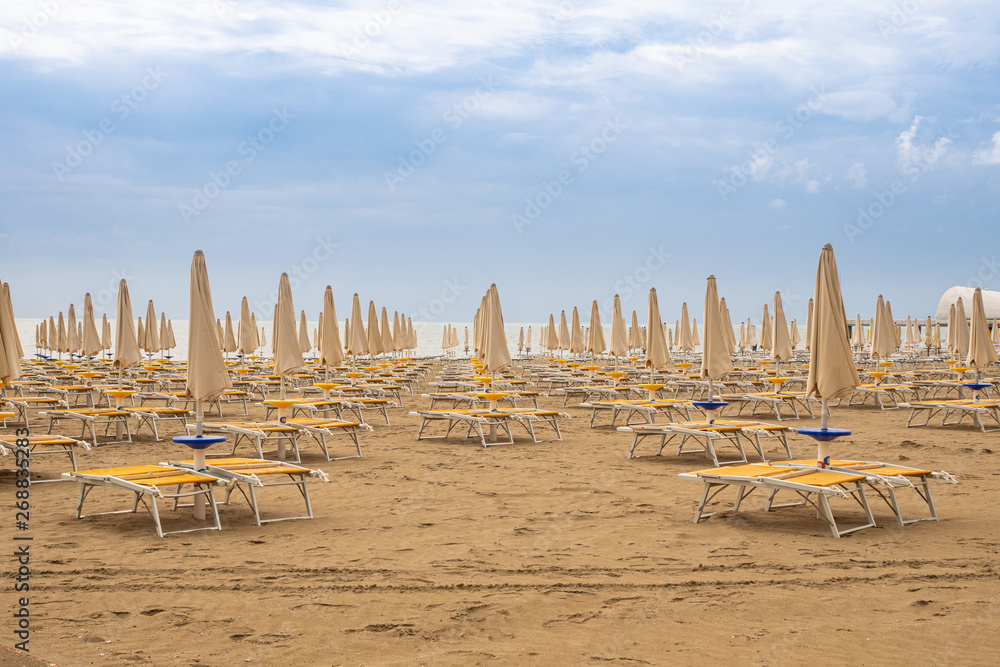 Sonnenschirme und Liegestühle morgens am Strand