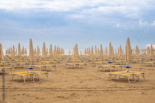 Obraz na płótnie Sonnenschirme und Liegestühle morgens am Strand w salonie