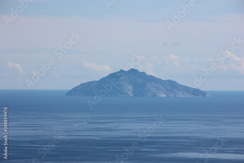 Isola di Montecristo, vista dall'isola d'Elba. Arcipelago Toscano, Italia © Renzo