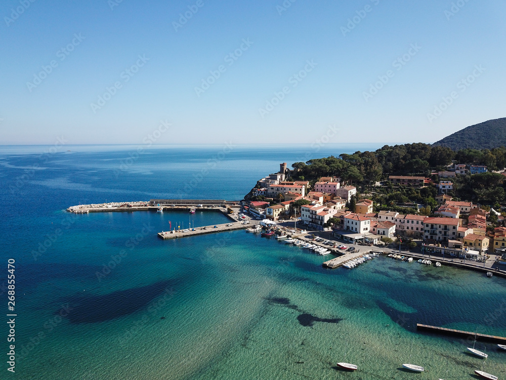 Veduta aerea con drone del porto di Marina di Campo, isola d'Elba, Toscana, Italia Veduta aerea con drone del porto di Marina di Campo, isola d'Elba, Toscana, Italia
