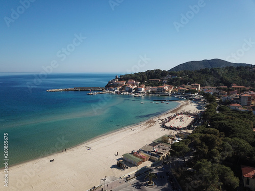 Marina di Campo, Isola d'Elba, Italia- 24 Marzo 2019: Veduta aerea con drone della spiaggia di Marina di Campo durante il palio degli asini