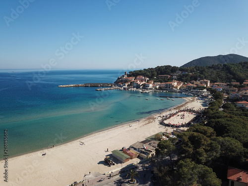 Marina di Campo, Isola d'Elba, Italia- 24 Marzo 2019: Veduta aerea con drone della spiaggia di Marina di Campo durante il palio degli asini