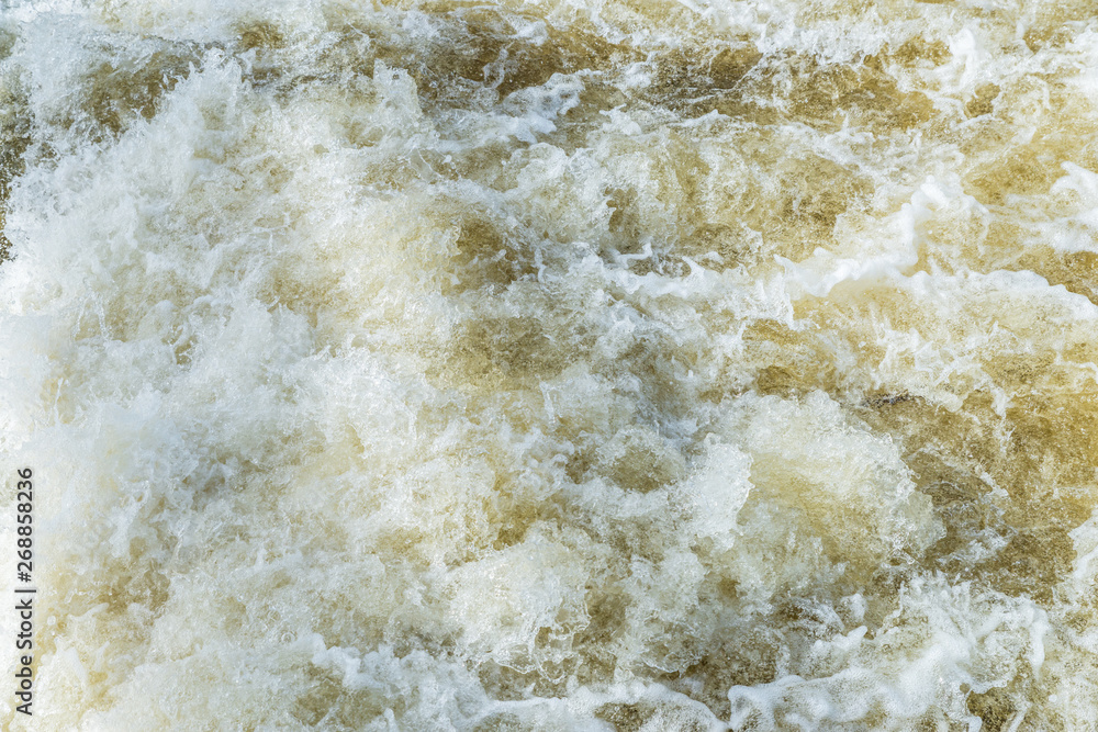 Ein reißender Fluss bei Hochwasser im Frühling, Deutschland Ein reißender Fluss bei Hochwasser im Frühling, Deutschland