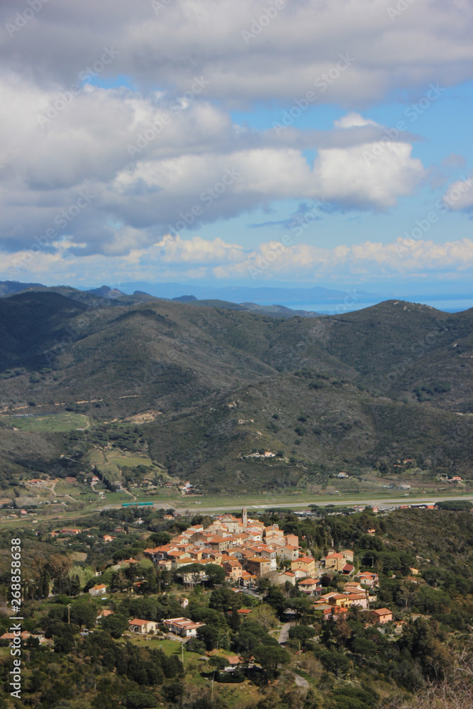 Veduta aerea del paese di Sant'Ilario, Campo nell'Elba, Isola d'Elba. Toscana, Italia