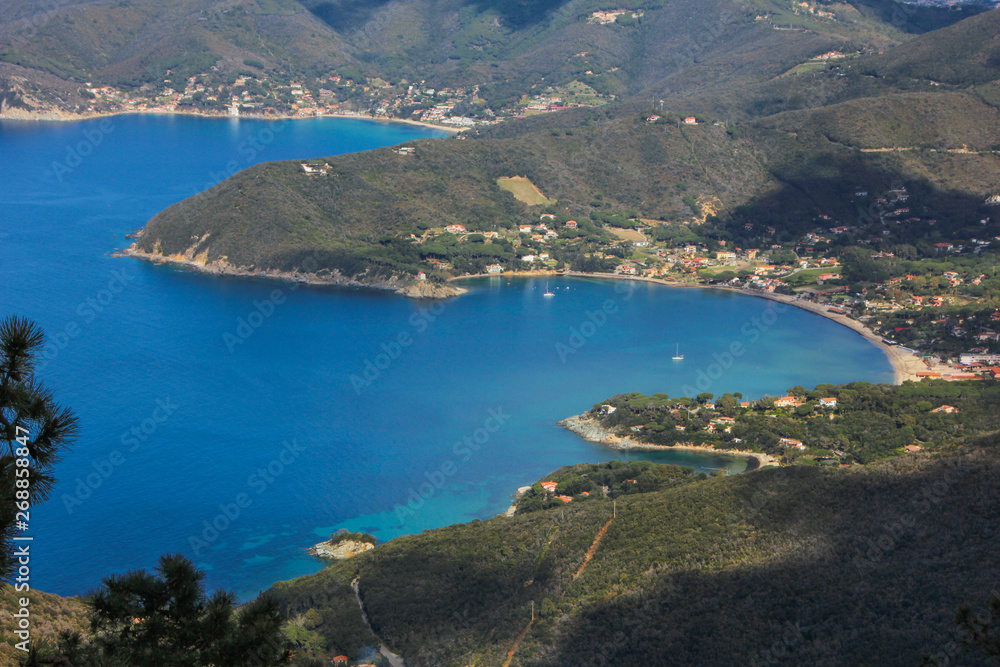 Isola d'Elba, veduta aerea delle spiagge di Procchio, Spartaia, Biodola e Paolina. Toscana, Italia