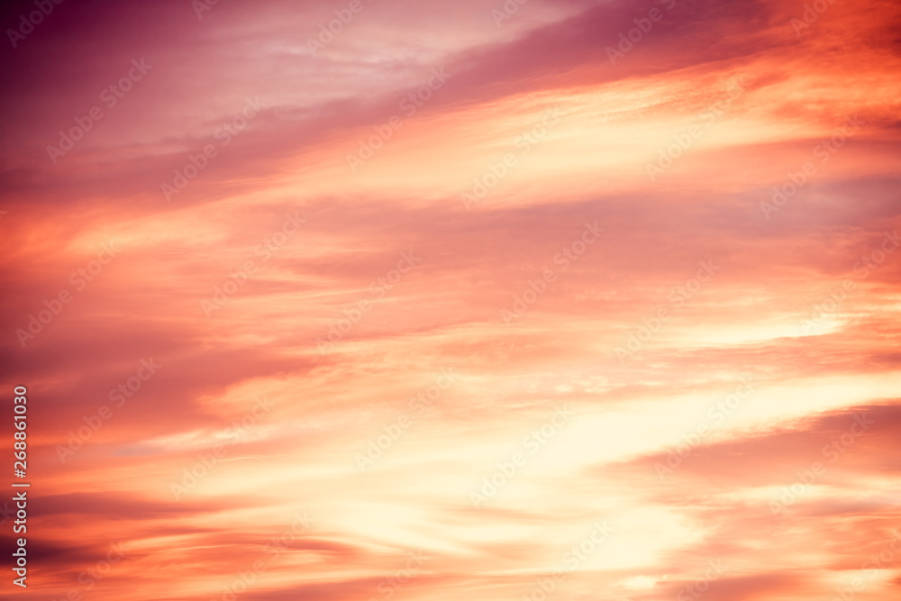 Hintergrund Himmel und Wolken bei einem Sonnenaufgang oder Sonnenuntergang