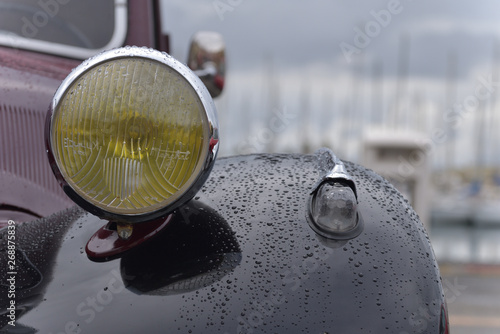 auto d'epoca di colore nero con gocce di pioggia sulla carozzeria