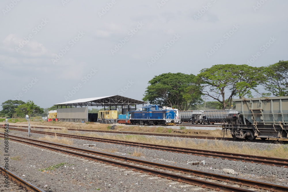 Obraz premium view of train track wagon on railroad local of Nong Pladuk Junction Railway Station, Ban Pong District, Ratchaburi, Thailand.