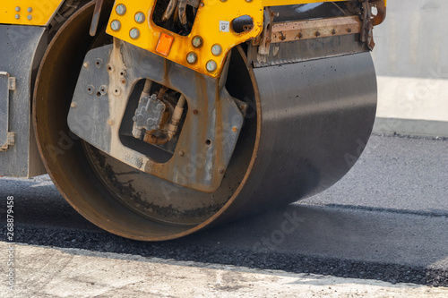 Vibration compactors for road construction and repair © Nui