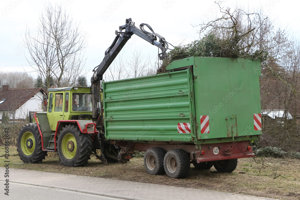 Traktor mit Greifer Traktor mit Greifer