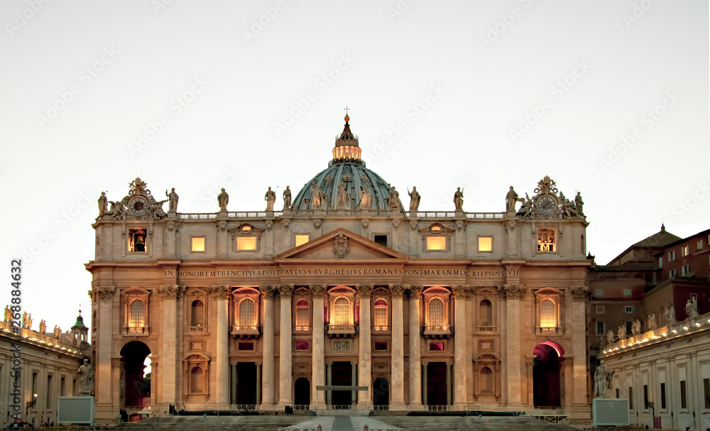 Petersdom im Vatikan in romantischem Licht