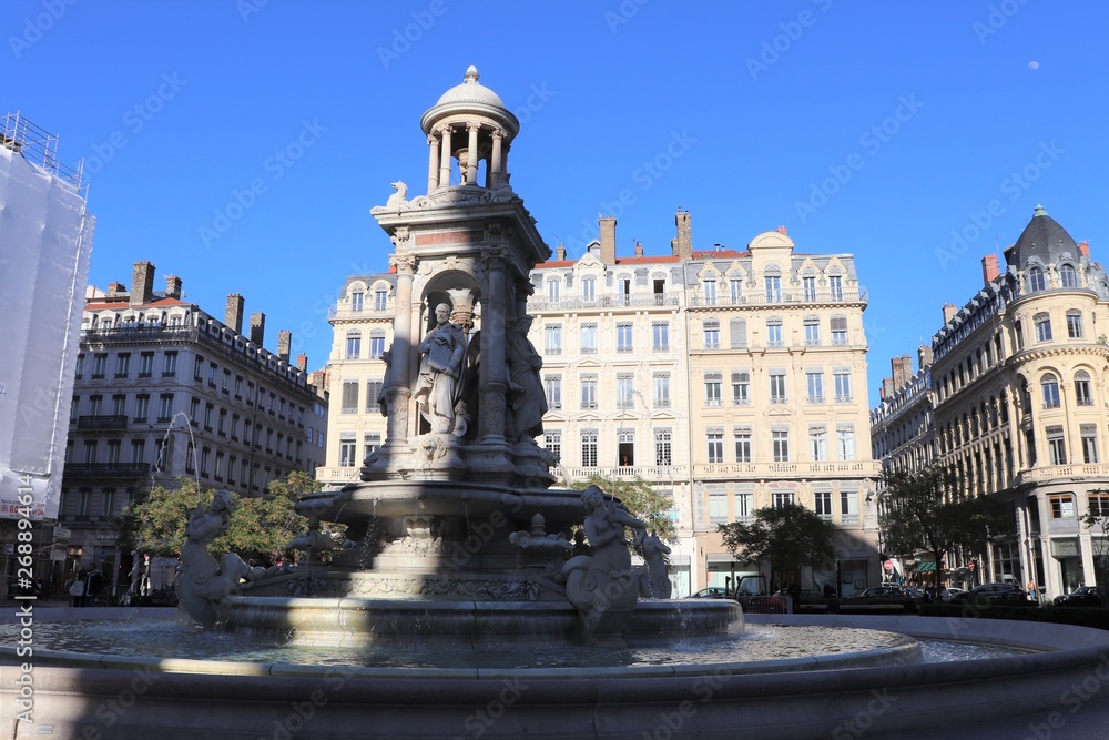 Lyon - La place des Jacobins et sa fontaine