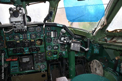 Tupolew, Tupolev, 134, TU 134, TU-134, Flugzeug, Passagiermaschine, Cockpit, ausgemustert, verlassen, vergessen, Friedhof, Flugzeugfriedhof, Instrumente, Messinstrumente, Schalttafen, Steuertafel, Ste photo