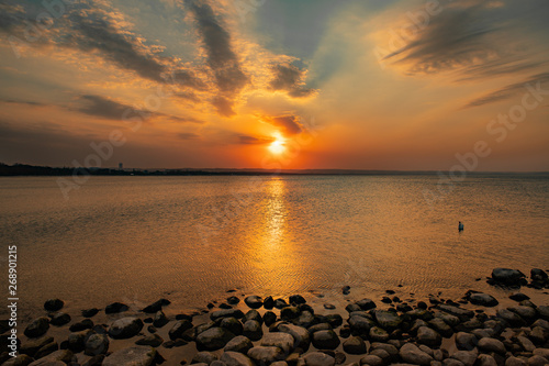 Obraz na płótnie Sunset at the sea with dramatic sky. w salonie