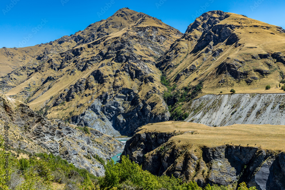 Neuseeland Südinsel - Staubecken und Abraumhalden vom Goldabbau mittels Wasser 