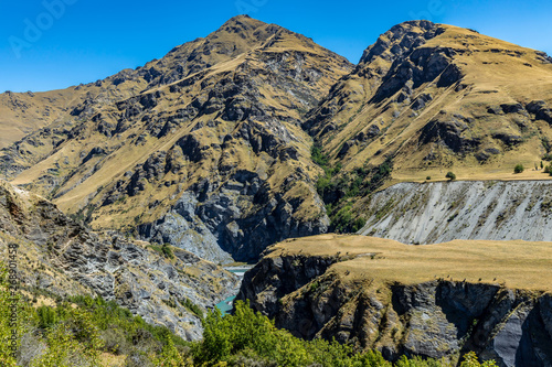 Neuseeland Südinsel - Staubecken und Abraumhalden vom Goldabbau mittels Wasser "Sluicing" bei Maori Point am Shotover River an der Skippers Canyon Road nördlich von Queenstown in der Otago Region