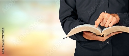 Foto Man reading Bible on  background