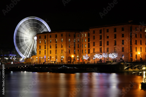Veduta notturna di Albert Dock, Liverpool