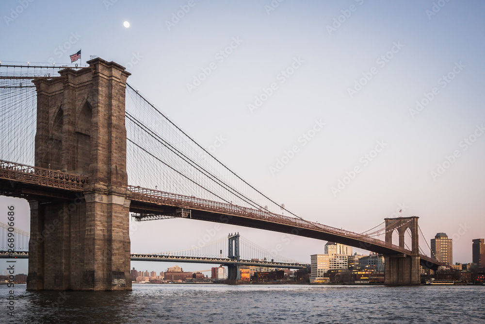 Obraz premium Landscape of Manhattan Bridge and Brooklyn Bridge on the East River - New York City, NY