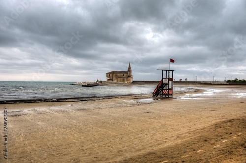 Italien, Caorle, Venetien, Frühling, Regen, Strand, Meer, Urlaub, Ferien, Sand, Kirche, Wahrzeichen, Bademeister, Wasserrettung, Welle, Wellen, Sand, Madonna dell Angelo, Mole, Sturm, Unwetter, verlas photo