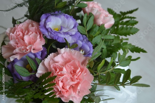 Blumenstrauss aus rosa Nelken mit blauer Glockenblume 