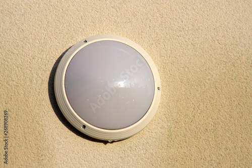 éclairage extérieur de maison sur un mur