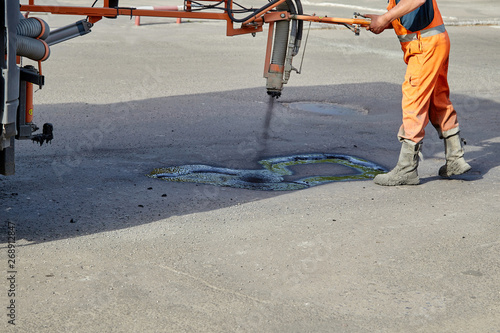 Slika na platnu sealing of asphalt pits by blowing hot mixture