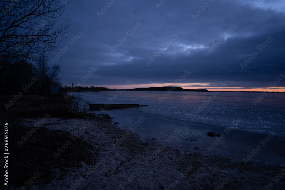 Fototapeta premium beautiful cold sunrise over a frozen lake