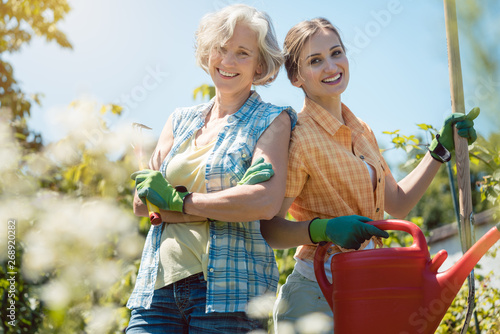 Mutter und erwachsene Tochter haben Spaß bei der Gartenarbeit photo