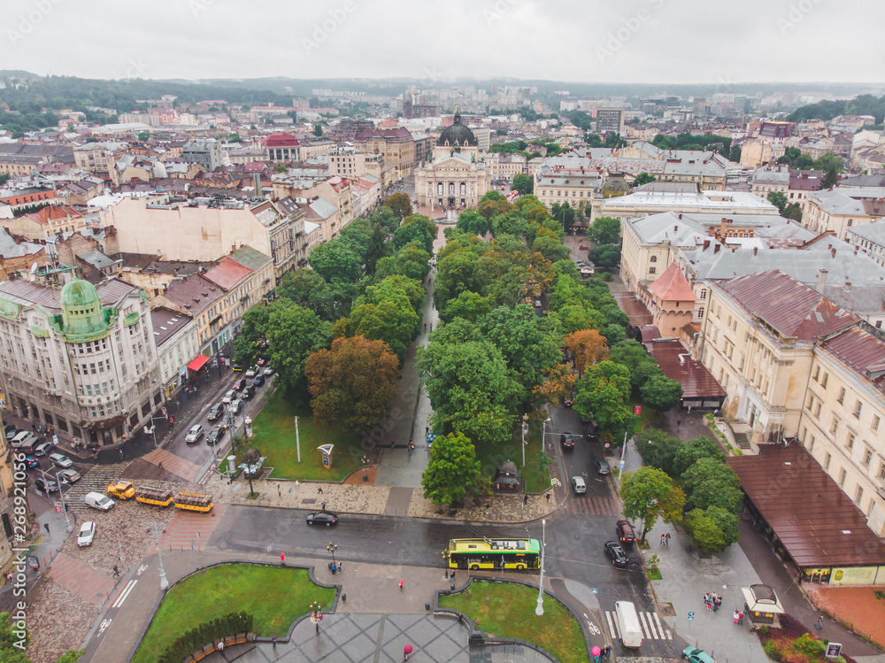 Obraz premium widok z lotu ptaka na stare miasto europejskie z zachmurzoną mglistą pogodą