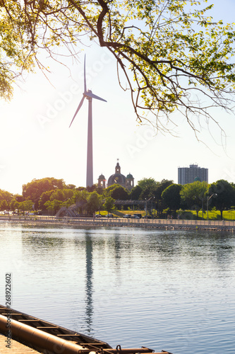 Billede på lærred Toronto wind turbine on a lakeshore sunset