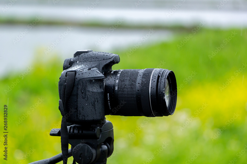 雨で濡れたデジタル一眼レフカメラ