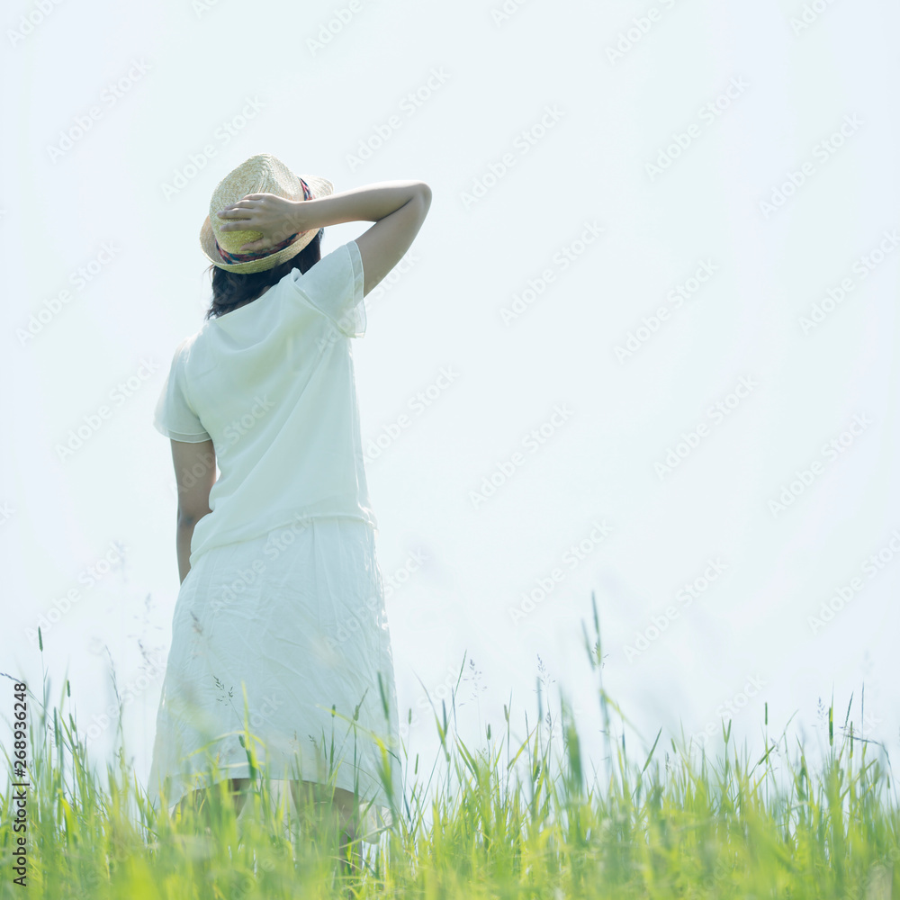 草原に佇む女性の後姿 Stock Photo Adobe Stock