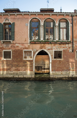 Windows in Venetian Gothic style,italy, 2019 © Laurenx
