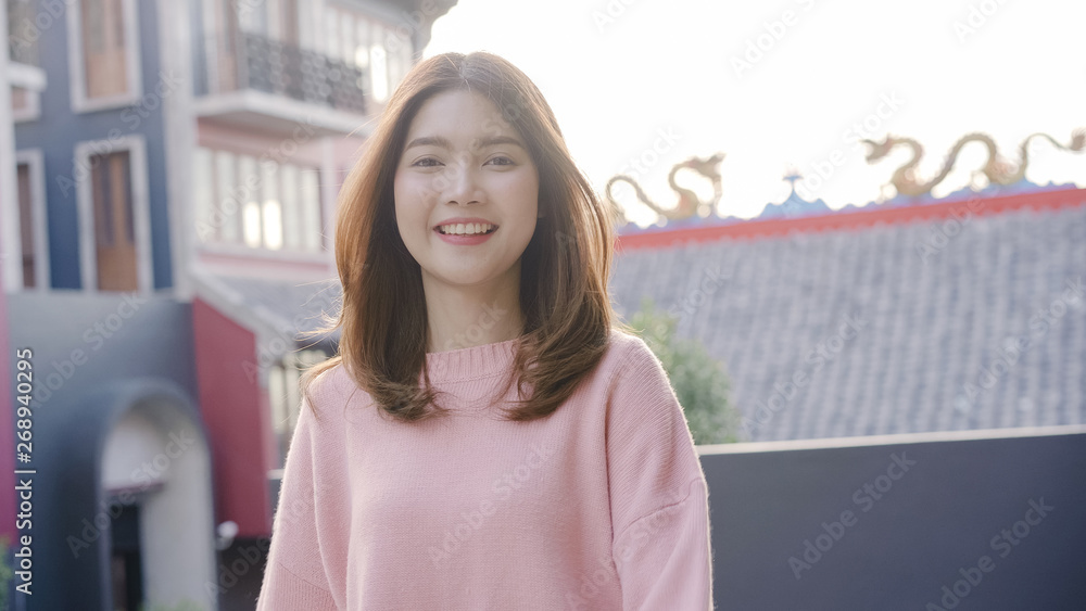 Φωτογραφία Attractive Asian tourist woman feeling happy traveling in Beijing, China, cheerful beautiful young teenager blogger female walking at Chinatown