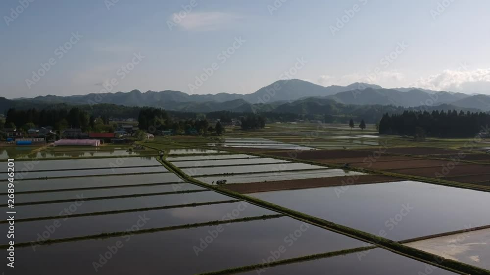 日本の春 田園風景 空撮 水が張った水田 田植えの後 日本の春 田園風景 空撮 水が張った水田 田植えの後